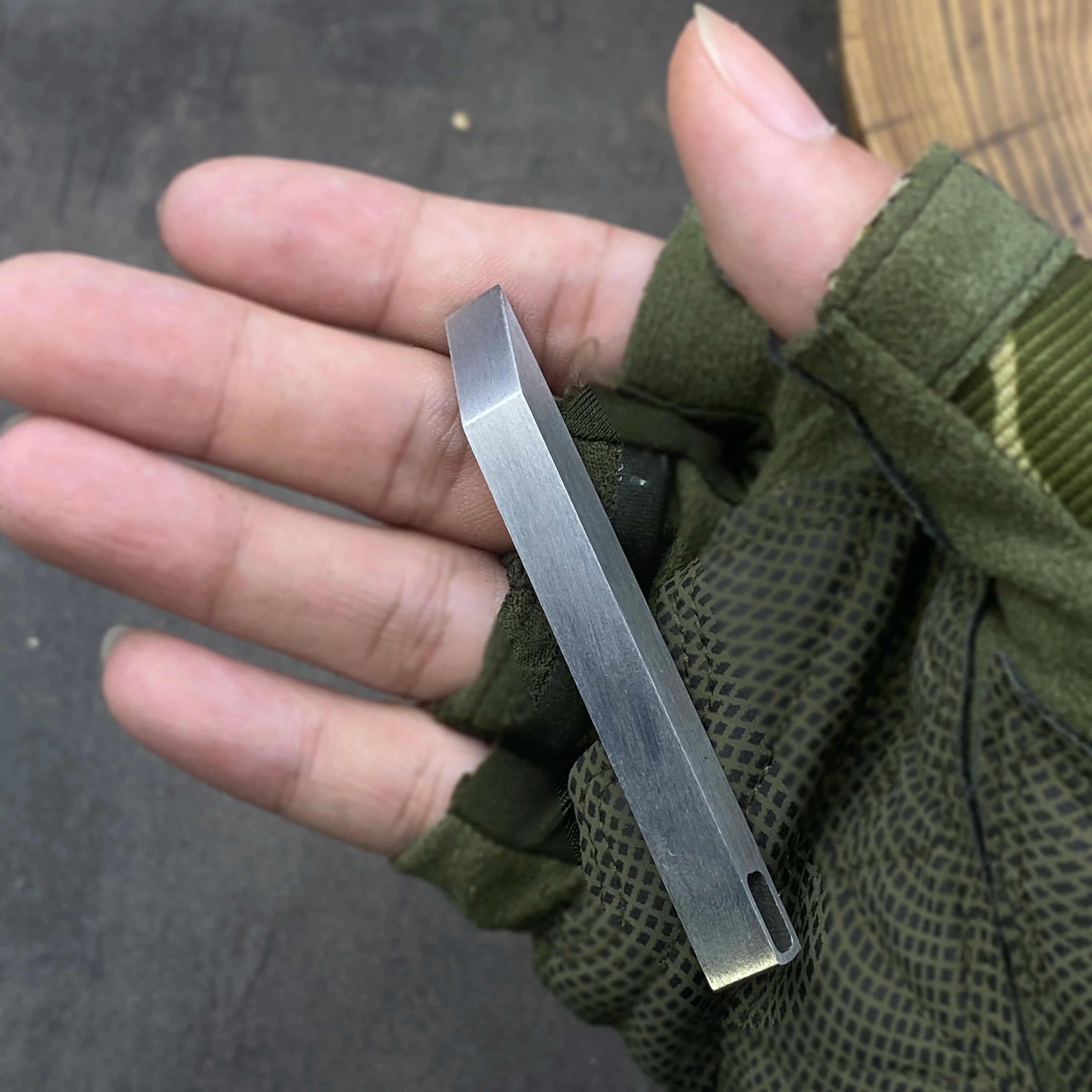 Edc Pry Bar, Edc Keychain Tool, Small Heavy Duty Stainless Steel Keychain Pocket Pry Bar for Everyday Carry and Outdoor Activiti